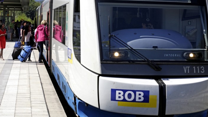 Prozess: Passagiere steigen in einen Zug der Bayerischen Oberlandbahn.