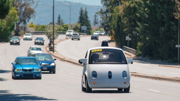 Autonomes Fahren - Google-Auto im Straßenverkehr
