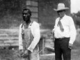 Sherrif führt farbigen Gefangenen an einer Kette, 1933