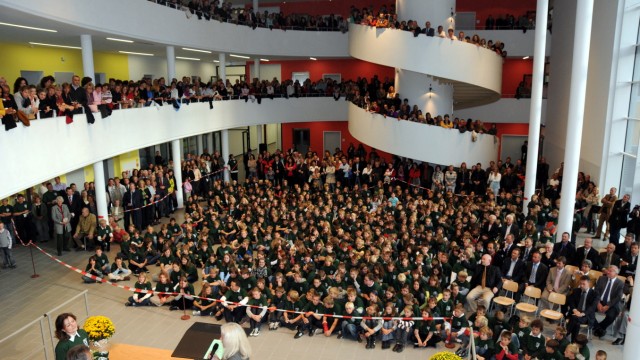 SZ-Serie "Unter Druck": Im Jahr 2008 wird in Kirchseeon das vierte Gymnasium des Landkreises eröffnet (Foto), inzwischen werden Rufe nach einem fünften laut.
