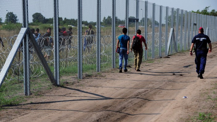 Flüchtlinge: Kein Zaun hält sie auf: Flüchtlinge an der Grenze zwischen Serbien und Ungarn