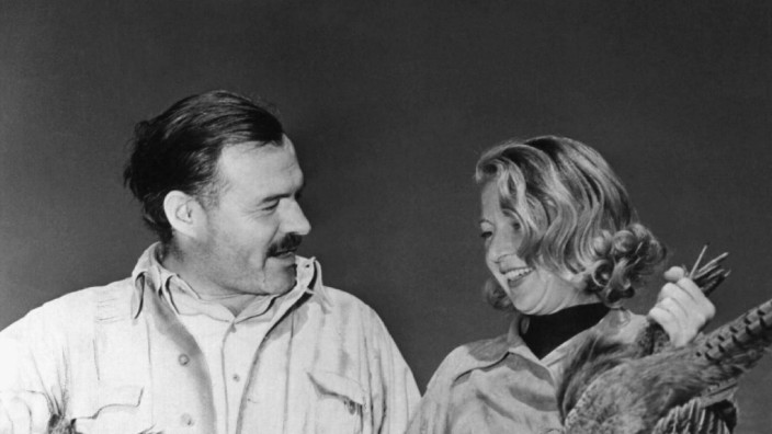 Hemingways "Wem die Stunde schlägt": Der Krieg sei "das beste Sujet", er bringe Dinge hervor, auf die man "normalerweise ein Leben lang wartet": Ernest Hemingway und seine dritte Frau, die Kriegsreporterin und Schriftstellerin Martha Gellhorn, mit erlegten Fasanen bei einem Jagdausflug in Idaho.