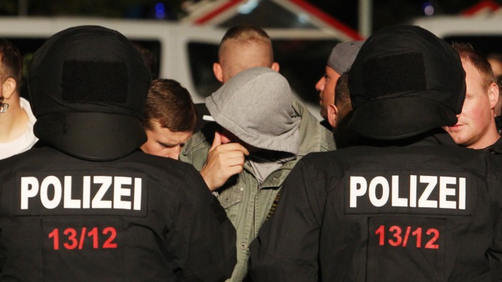 Polizei kesselt in Heidenau rechte Demonstranten ein