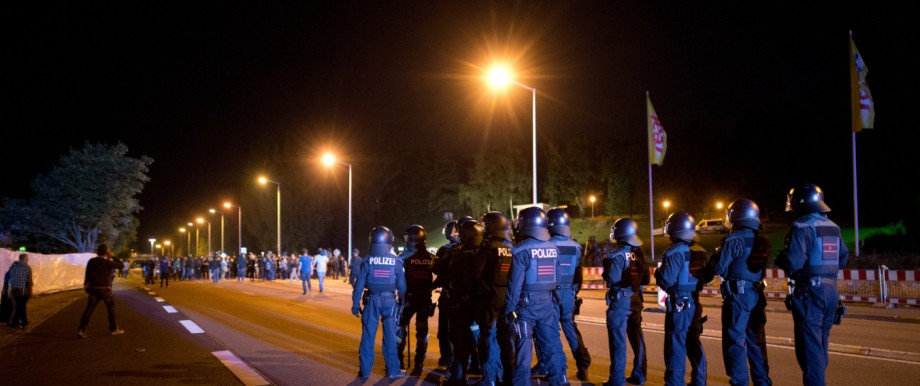 Fremdenfeindlichkeit: Polizeieinsatz nahe der Flüchtlingsunterkunft im sächsischen Heidenau, Mitte August