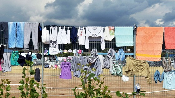 Krieg, Verfolgung, Vertreibung: Kleidungsstücke auf dem Gelände einer Erstaufnahmeeinrichtung in Trier.