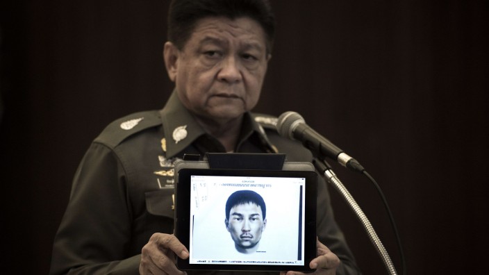 Thailand: Der Sprecher der thailändischen Polizei zeigt am Montag ein Phantombild.
