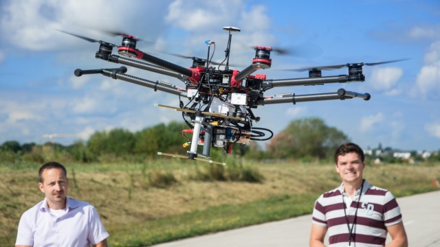 Forschung: Andreas Knopp (links), Professor an der Bundeswehruniversität in Neubiberg, setzt Drohnen ein, um die Datenübermittlung von fliegenden Tieren ins All zu simulieren. Foto: OH