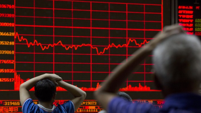 China: Anleger beobachten den Verlauf des Shanghai Composite Index in Peking.