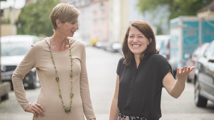 Kennenlernen leicht gemacht: Katrin Frische (links) und Barbara Zevnik helfen, andere Menschen kennenzulernen.