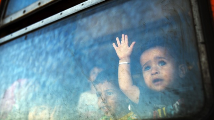 Flüchtlinge in Deutschland: Ein Junge wartet in einem Flüchtlingszug auf die Abfahrt.