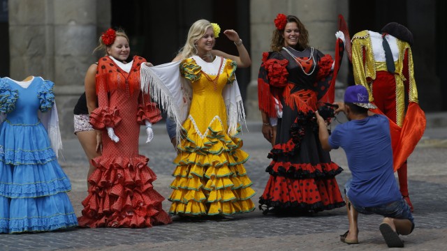 Deutsch-spanisches Treffen: Gute Stimmung in der Krise: Touristinnen lassen sich in Madrid als strahlende Flamenco-Tänzerinnen fotografieren.