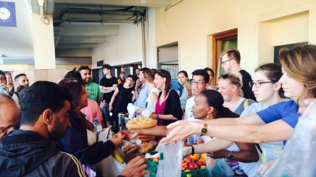 Flüchtlinge in Wien: Helfer verteilen Lebensmittel an die Neuankömmlinge.