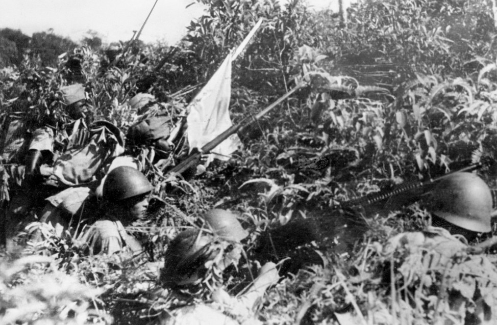 Japanische und indische Soldaten bei Kämpfen in Burma, 1944