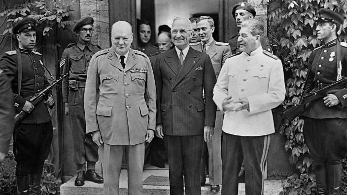 Winston Churchill, Harry Truman und Josef Stalin auf der Potsdamer Konferenz, 1945