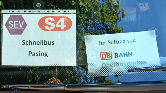 Mitten in Fürstenfeldbruck: Statt S-Bahn: Vom Brucker Bahnhof geht es mit dem Bus nach Pasing - selbst mit einem Fahrgast.