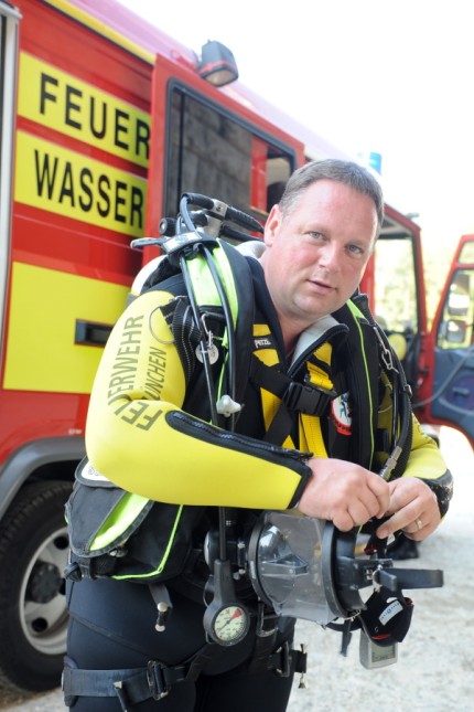 Rettungstaucher in der Isar: Schwer bepackt: Die Taucherausrüstung von Willi Breit wiegt 17 Kilogramm.