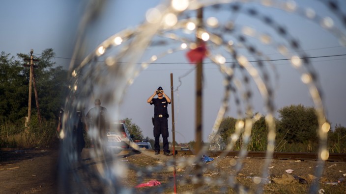 Vor dem EU-Sondertreffen: Ein ungarischer Polizist hält an der Grenze zu Serbien Ausschau nach Flüchtlingen.