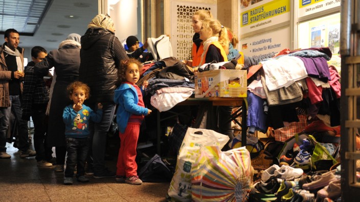Flüchtlinge am Hauptbahnhof: Gerüstet für den Ansturm: Am Hauptbahnhof sind Kleider für die Flüchtlinge vorrätig.