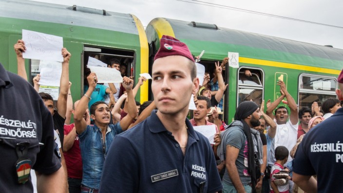 Flüchtlinge in Ungarn, Zug in Bicske gestoppt