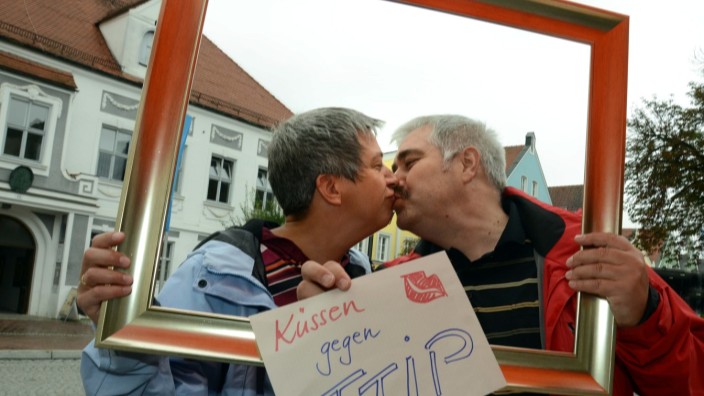 Aktion in der Langen Zeile: Sabine und Wolfgang Reiter sind verheiratet, beide in der ÖDP aktiv und küssen sich nicht zum ersten Mal - aber für die TTIP-Aktion besonders gern.