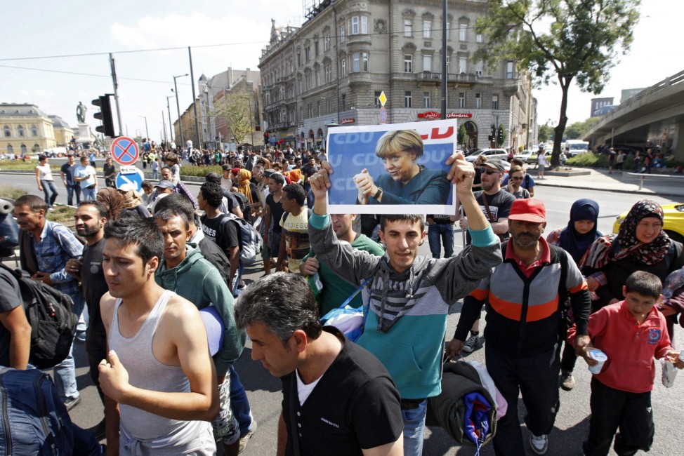 Migrants continue journey through Hungary