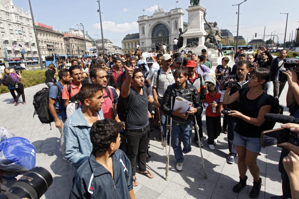 Migrants continue journey through Hungary