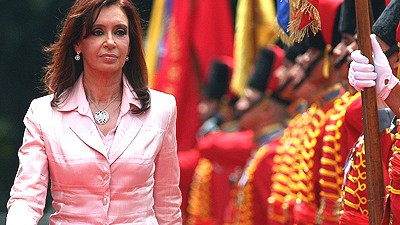 Argentiniens Staatschefin: Gerade bei Staatsempfängen - wie hier in Venezuelas Hauptstadt Caracas -  macht Argentiniens Präsidentin Cristina Fernández de Kirchner eine gute Figur.