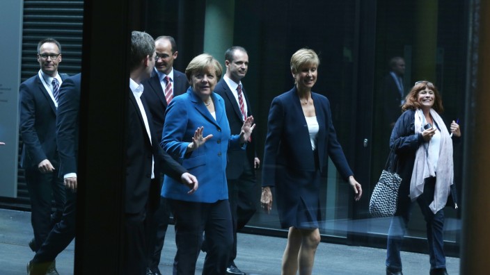 Zu Gast in Garching: Angela Merkel (links) lässt sich von Susanne Klatten (Mitte) das Gründerzentrum zeigen.