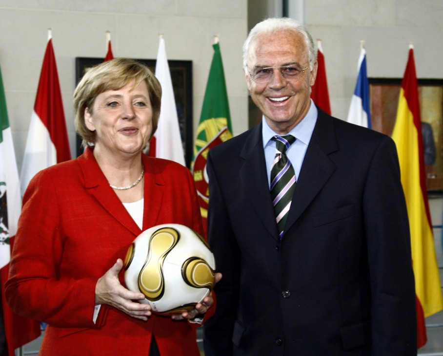 WM 2006 - Bundeskanzlerin mit WM-Endspielball