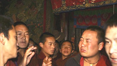 Tibet: Tibetische Mönche konnten bei der organisierten Lhasa-Reise für ausländische Journalisten am Donnerstag in eine Pressekonferenz eindringen