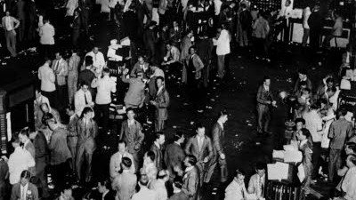 Geschichte der Wirtschaftskrisen: Aufregung an der Wall Street: Zur Beruhigung der Finanzkrise verordnete Präsident Roosevelt 1933 eine dreitägige Bankenschließung.
