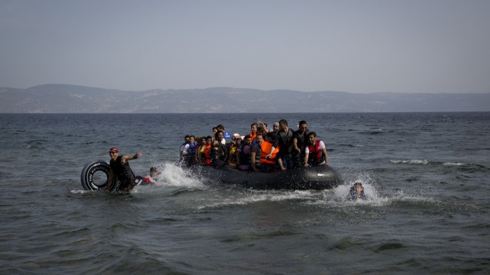 Flüchtlinge: Syrische Flüchtlinge erreichen im Gummiboot die griechische Insel Lesbos. Sie starteten in der Türkei.