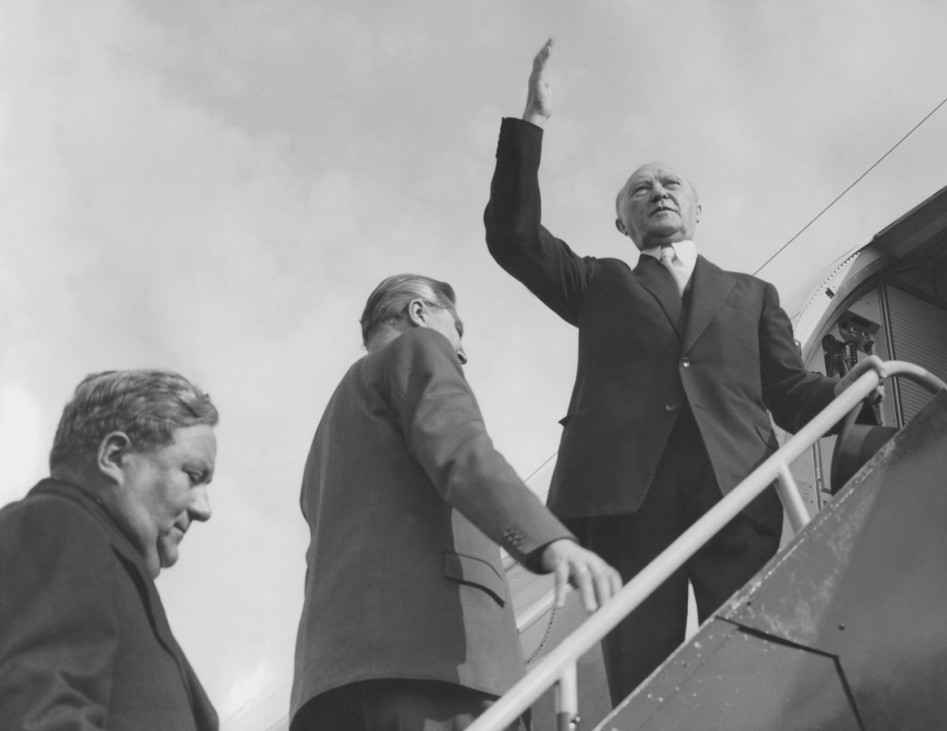Carlo Schmid, Kurt Georg Kiesinger und Konrad Adenauer vor ihrer Abreise nach Moskau, 1955