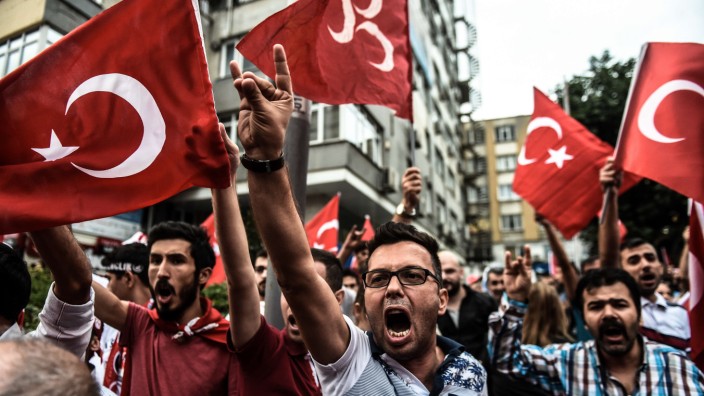 Türkei: Türkische Nationalisten demonstrieren in Istanbul gegen die PKK. Viele solcher Demos sind in der zweiten Nacht in Folge eskaliert.