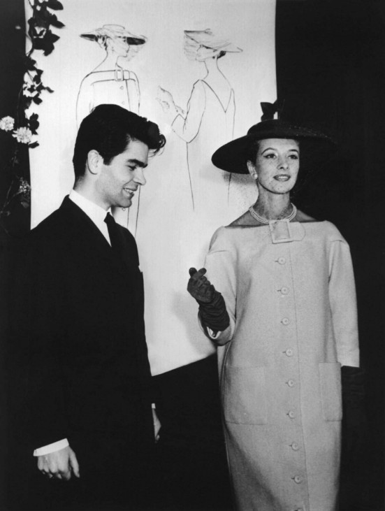 Karl Lagerfeld präsentiert als Modestudent eine Schöpfung, 1954