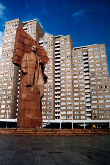 Berlin: Die Statue war 19 Meter hoch und wurde 1972 in Friedrichshain, Berlin, aufgestellt, kurz vor dem 100. Geburtstag Lenins.