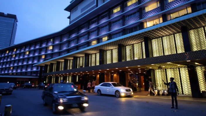 Architektur: Von der Horizontalen in die Vertikale: Das Hotel Okura muss zwei Zimmertürmen weichen.