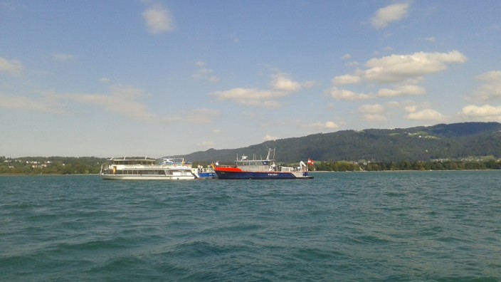 Lindau: Das Ausflugsschiff MS Bayern havarierte vor Lindau. Die Fahrgäste mussten über eine Brücke umsteigen.