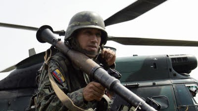 Säbelrasseln in Südamerika: Ecuadorianische Soldaten landen in Angostura, in der Nähe der kolumbianischen Grenze.