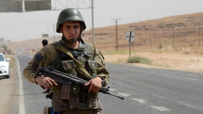 Türkische Sicherheitskräfte blockieren die Zufahrtswege nach Cizre.