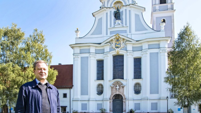 Dießen: Pfarrer Josef Kirchensteiner ist seit Anfang des Monats unter anderem auch Hausherr im prachtvollen Dießener Marienmünster.