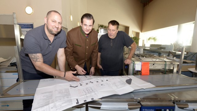 Taufkirchen: Im Restaurant-Bereich ist noch Einiges zu tun. Bauleiter Julian Siebach, Wirt Sebastian Zinner und Michael Blume (v. l.) begutachten die Pläne.