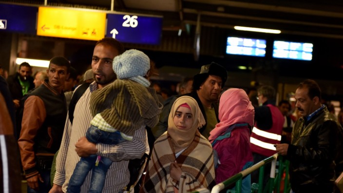 Flüchtlinge: Auch am Freitagabend kommen viele Flüchtlinge am Münchner Hauptbahnhof an.