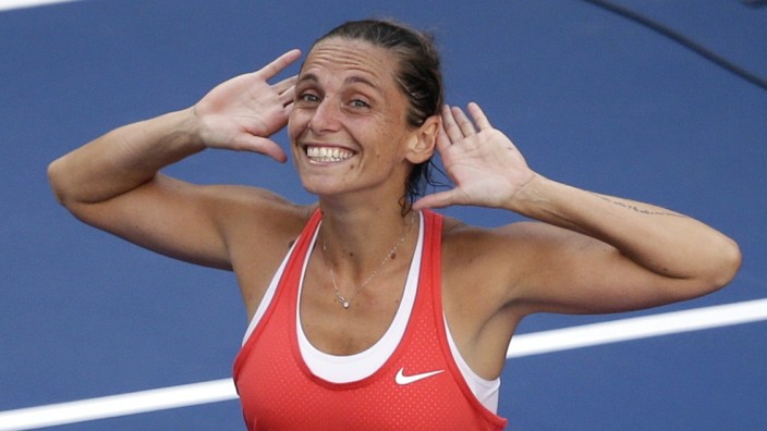 US Open: Jede Schüchternheit abgelegt: Roberta Vinci lässt sich vom Publikum feiern.