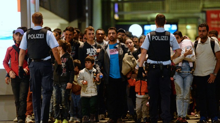 Ihr Forum: Flüchtlinge kommen in der Nacht vom 11.09.2015 auf den 12.09.2015 mit einem Zug aus Budapest am Hauptbahnhof in München (Bayern) an.