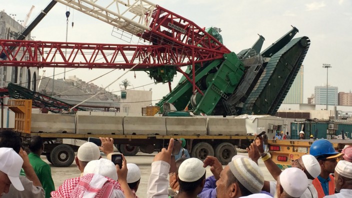 Saudi-Arabien: Nach Auffassung der verantwortlichen Baufirma war es der "Wille Gottes": umgestürzter Baukran in Mekka.