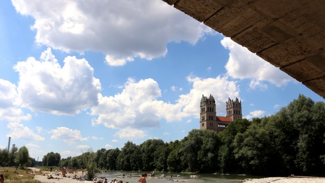 Serie: Menschen am Fluss: "Wo sonst kann man schon mitten in der Großstadt in einem Fluss baden?" Die Isar in Höhe der Reichenbachbrücke südlich vom Deutschen Museum.
