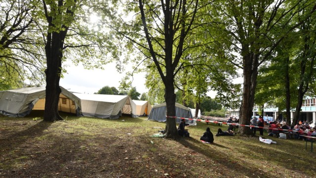 Flüchtlinge: An der Donnersbergerbrücke haben Asylsuchende nun ein Zeltlager bezogen. Auf der Straße musste auch an diesem Wochenende niemand schlafen.