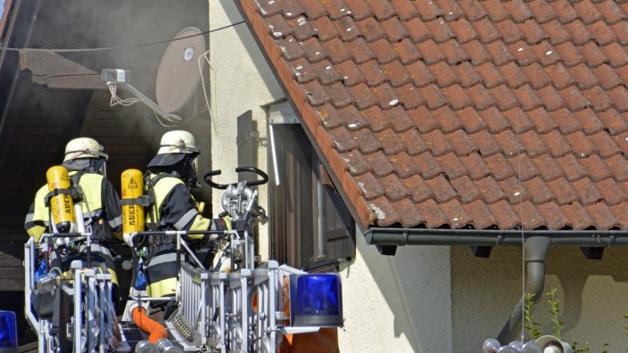 Fürstenfeldbruck: Im ersten Stock eines Wohnhauses brach in Mittelstetten ein Brand aus. Die Feuerwehr löschte.