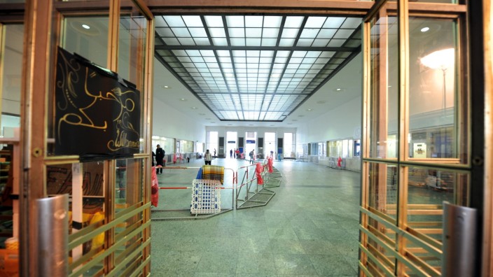 Flüchtlinge: Nach Schließung der Grenzen bleiben die Ankunftshallen im Münchner Hauptbahnhof leer.
